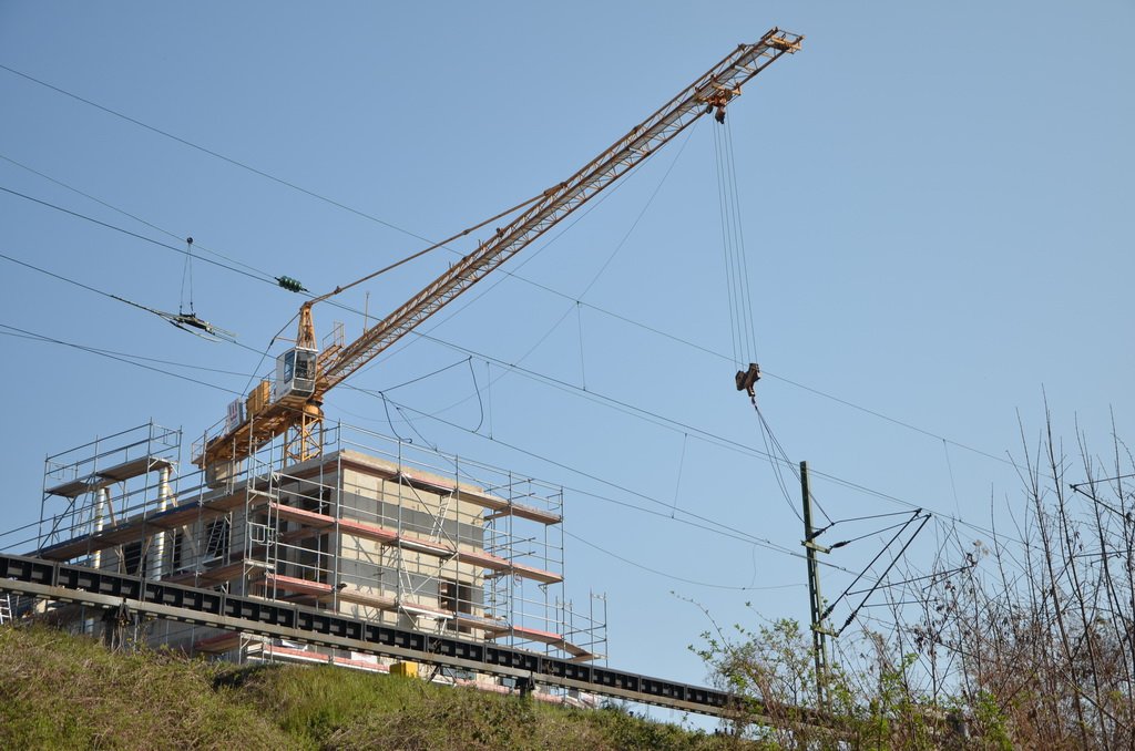 Einsatz BF Koeln Kran beruehrt Oberleitung DB Koeln Gremberg Taunusstr P056.JPG